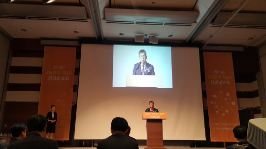 이상홍 IITP 센터장이 28일 열린 'SW분야 R&D 성과 발표회'에서 기념사를 하고 있다./사진=허우영 기자